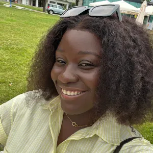 À procura de baby-sitter para levar criança na escola 