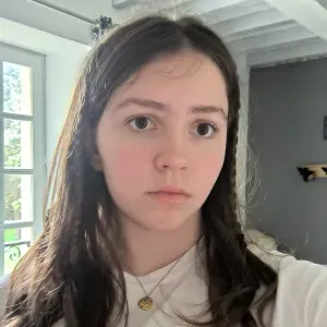 Baby-sitten fiable qui aime s'occuper des petits 