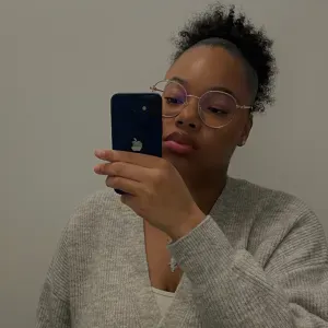 Baby-sitter douce et responsable disponible