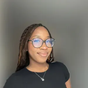 Baby-sitter passionné et créatrice de moments magiques.