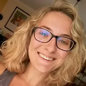 Garde d'animaux par une étudiante responsable et enthousiast