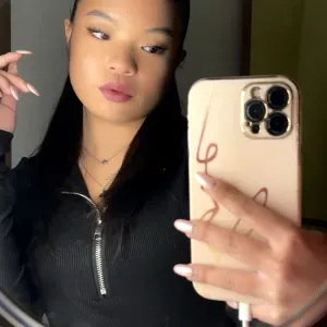 Studentessa paziente e attenta disponibile per bambini