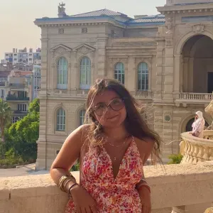 Jeune baby sitter au environ de Poitiers 