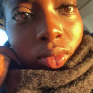 lycéenne qui aide les collégiens et les primaires 