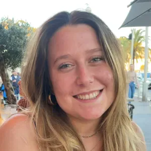 Babysitter bienveillante disponible tout l'été à Annecy