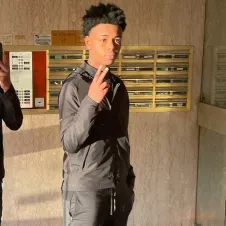 Baby-sitter amusant avec le sourire 