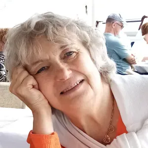 Montessorienne à la retraite, bilingue