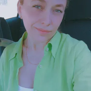 Cuidadora experiente e dedicada com idosos.