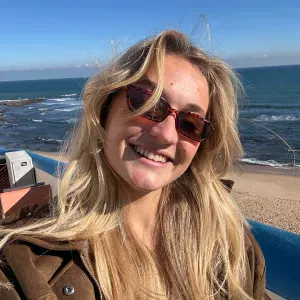 Petsitter, babysitter, an extra hand… a bit of everything.