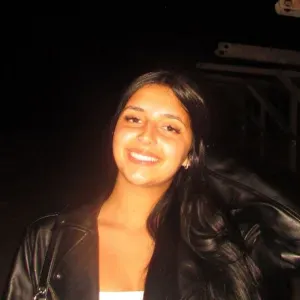 ;17 anos, habituada a cuidar de crianças