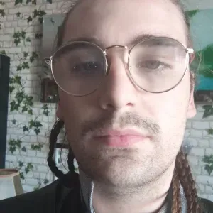 Romain visiteur baby-sitter le bébé des enfants