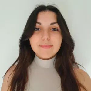 étudiante qui cherche à aider des élèves dans le besoin