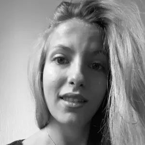 Femme de chambre concentré et responsable 