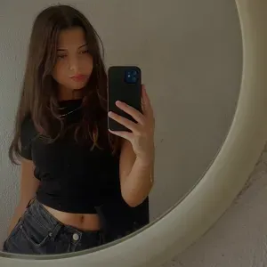 lycéenne qui aide les primaires/collegiens