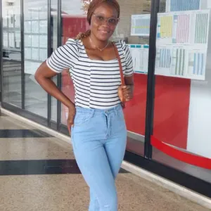 Empregada de limpeza e faro com especial atenção de pormenor