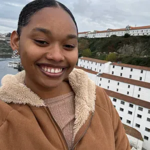 Experiência em babysitter looking for a job 