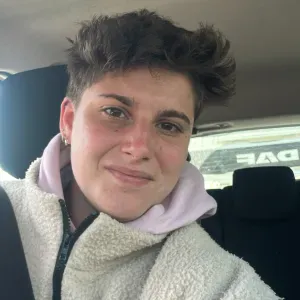 femme à tout faire, disponible pour apporter une aide