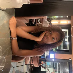 Femme de ménage motivé entre grasse et cannes