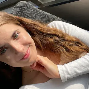 Junge aber erfahrene Babysitterin