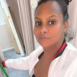 Femme de ménage a l'île de la Réunion 