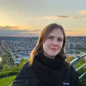 Baby-sitter expérimenté, disponible à partir de juin