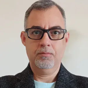 Cuidador de idosos com formação em saúde e viatura