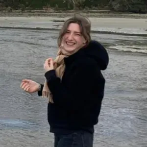 Baby-sitter disponible à Sceaux