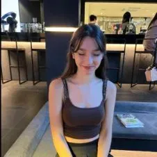 Lola, 21 ans, disponible et souriante