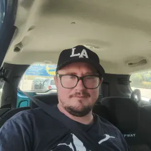 Är utbildad kock och städare inom hotell och restaurang