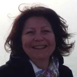 Femme de ménage expérimentée très sérieuse