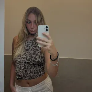 Dog e cat sitter affidabile e amante degli animali, 