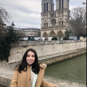 Enseignant ayant de l'expérience avec les enfants