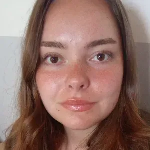 Babysitter qui aime faire des activités avec les enfants 