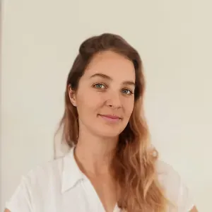 Niñera divertida con mucha experiencia en cuidado de niños