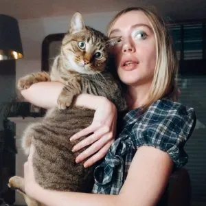 Chloé, votre alliée des câlins et des croquettes