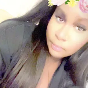 Baby-sitter expérimentée souriante, aimante et compréhensive