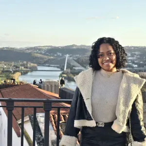 Empregada em limpezas, responsável em pontualidades.