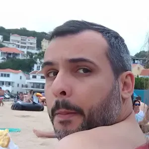 Estamos à procura de uma empregada doméstica