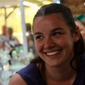 Baby-sitter souriante et dévouée 