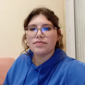 Baby-sitter caennaise et souriante