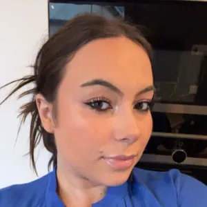 jeune étudiante veille sur vos petits compagnons 