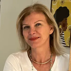 Dame expérimentée garde vos enfants sur Porto Vecchio