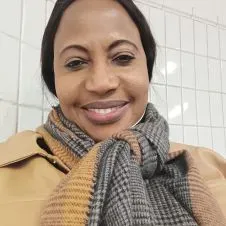 Femme ménagère à domicile et aux personnes âgées 