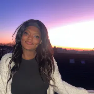 Studentin mit jahrelanger Erfahrung in der Kinderbetreuung