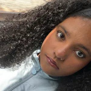 Baby-sitter patiente dispo à mons