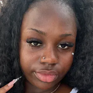 Baby sitter expérimenté à plaisir 