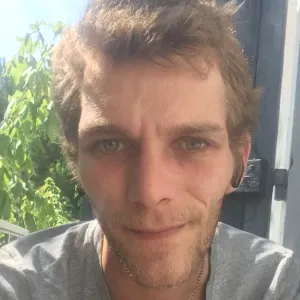 Homme multiservice ménage jardinage bricolage 