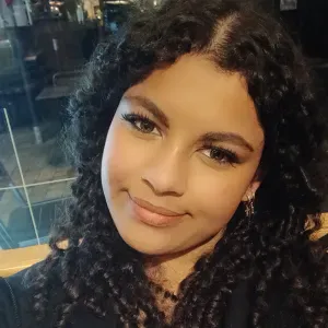 Jeune Baby-sitter en apprentissage