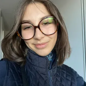 Étudiante proposant ses aides 