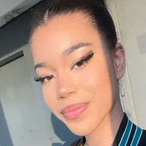 Baby-sitter sérieuse et bienveillante disponible